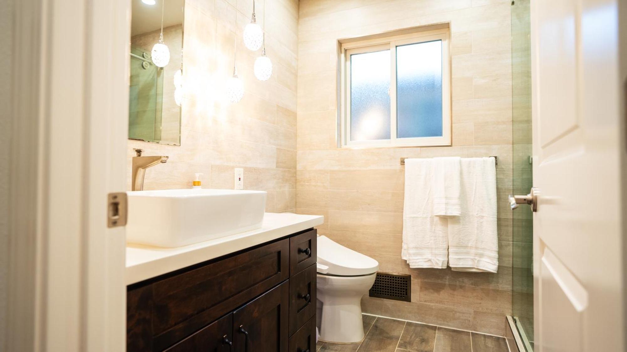 Grand Lux 4br Prime Location & Serene Yard *