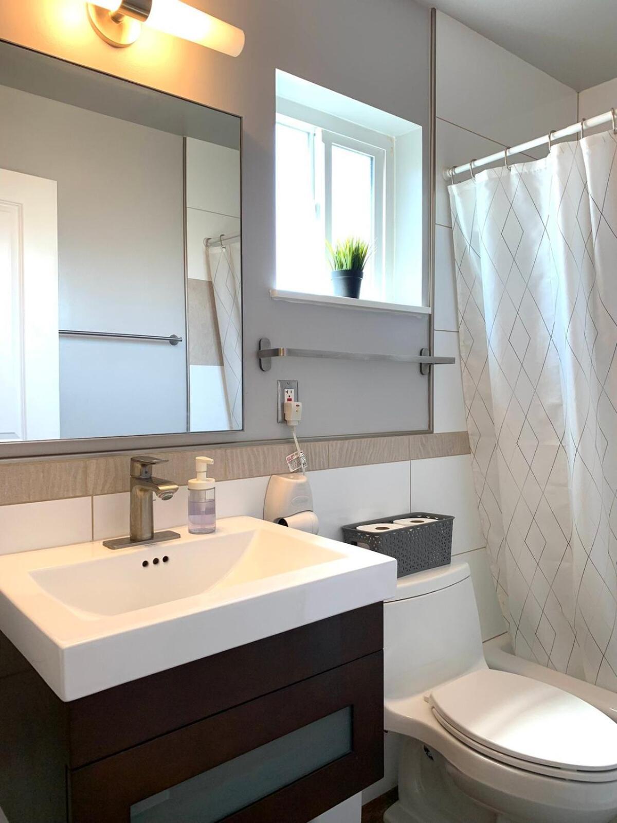 Remodeled Spacious 2bdr2bath King Beds Backyard *