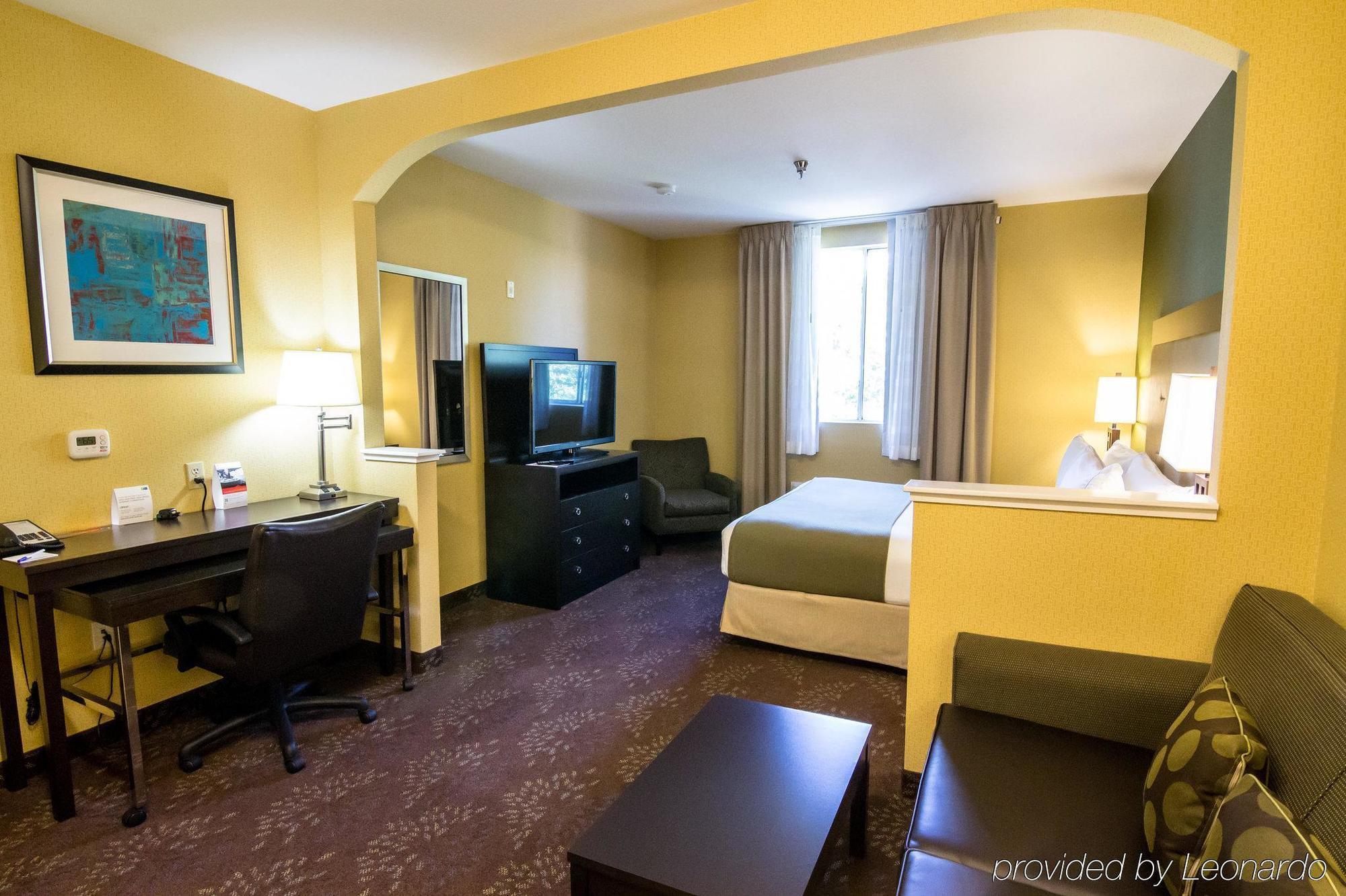 Country & By Radisson, International Airport, Ca 3*