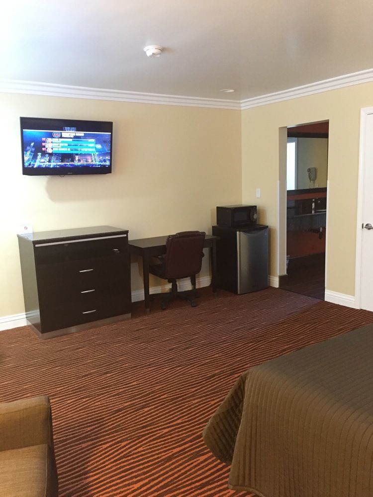 Convention Center & Motel 2*
