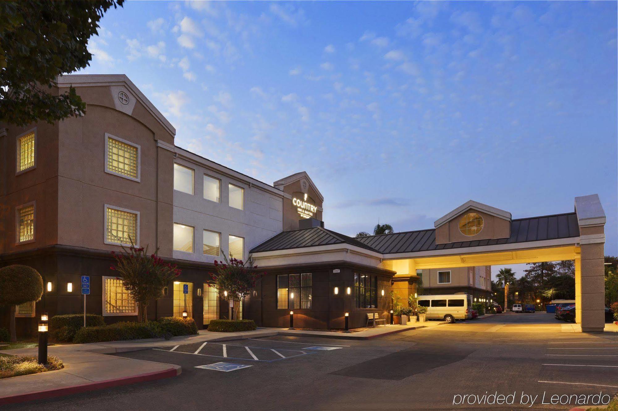 Country & By Radisson, International Airport, Ca