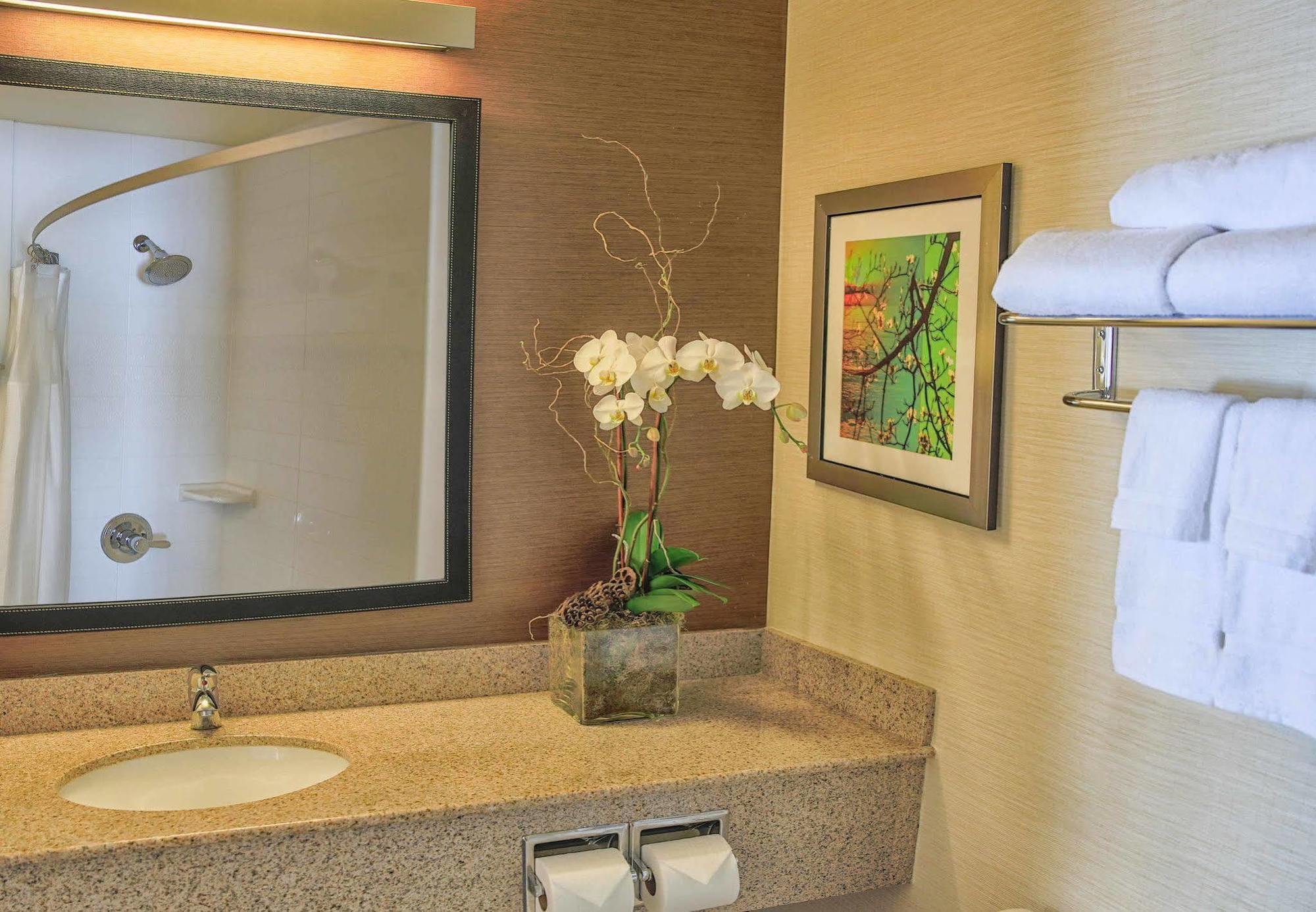 Fairfield And By Marriott Airport Hotel 3*