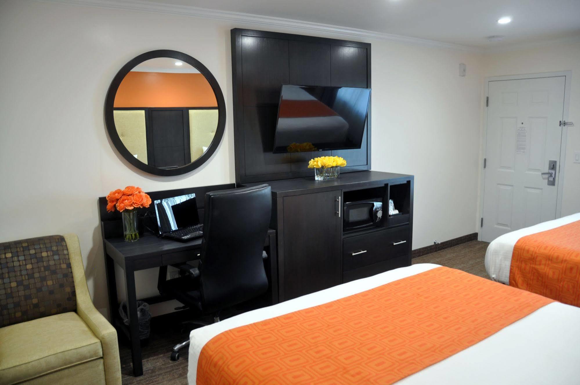 Days Airport Hotel 2*