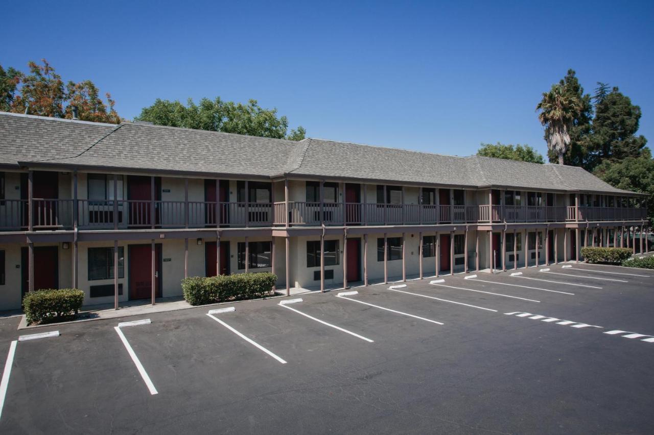 Alura Motel 2*