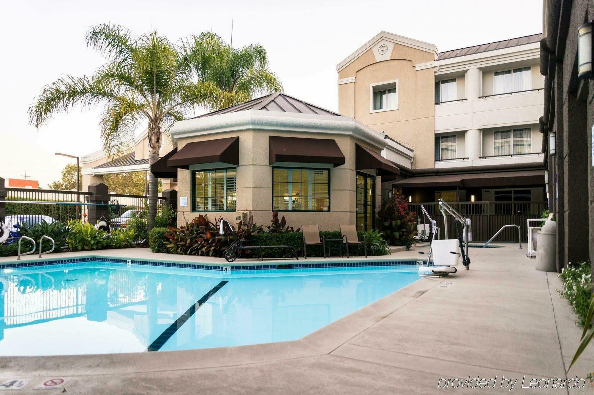 Country & By Radisson, International Airport, Ca 3*